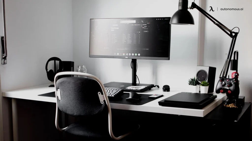 https://www.chanty.com/blog/wp-content/uploads/2022/11/All-20-Black-Desk-Setup-Ideas-from-Famous-Influencers_20f4154c125-1024x576.webp